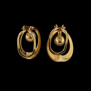 ÖRHÄNGEN, 18k guld med odlade pärlor, omkring 1900-talets mitt. Vikt 5 g.