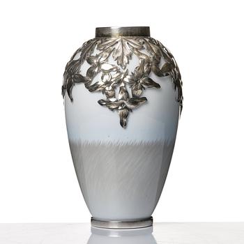 Anton Michelsen, & Royal Copenhagen, vas, porslin med mynning och fot av sterlingsilver, Köpenhamn 1911.
