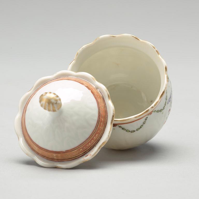 A part dinner service, Qing dynasty, Qianlong (1736-1820). (19 pieces).