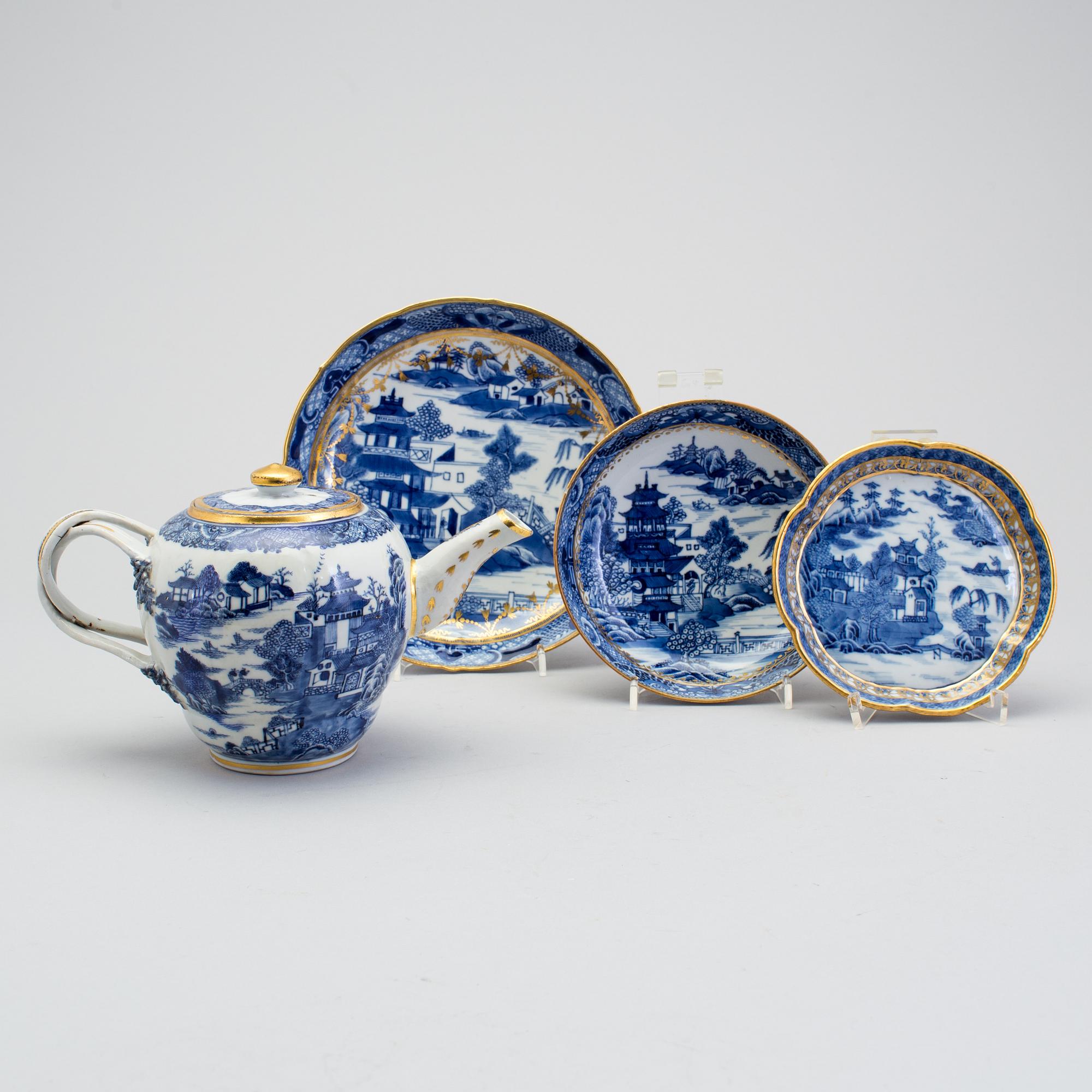 A Chinese export porcelain teapot and three dishes, circa 1800.