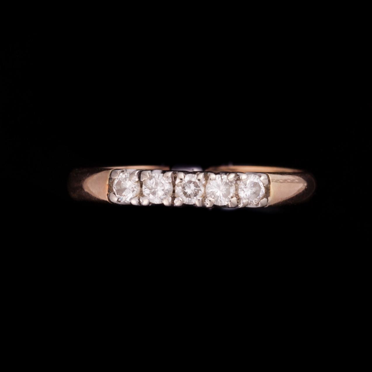 RING, guld 14K, 5 små diamanter tot. 0,10 ct. Finska stämplar 1996. Vikt 2,1 g.