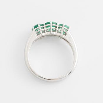 Ring in white gold with three emeralds.