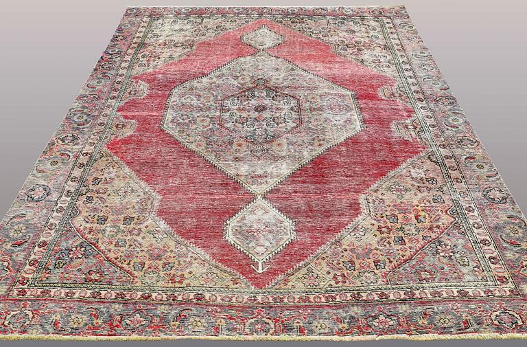 A CARPET, Oriental, ca 332 x 220 cm.