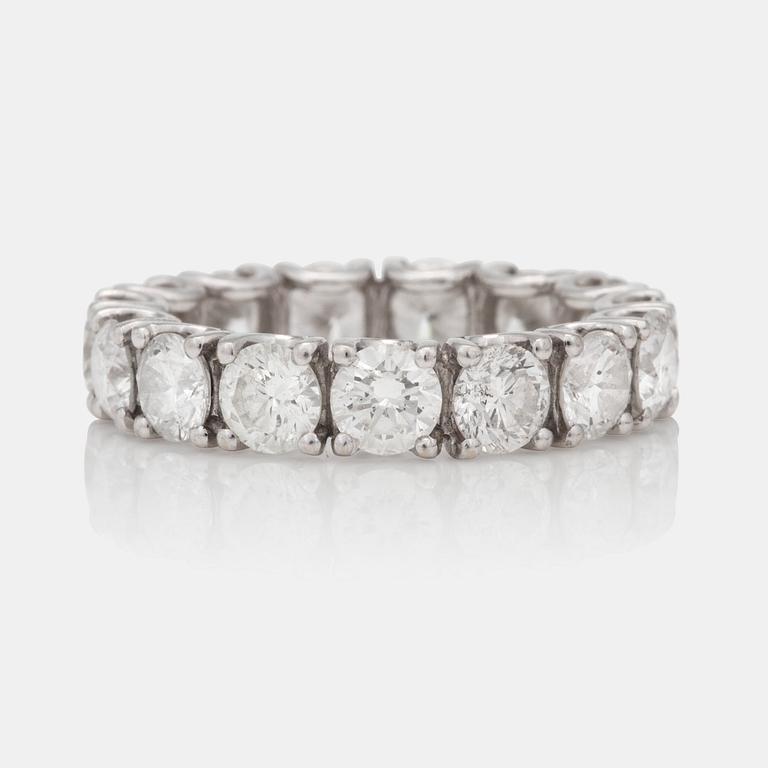 A brilliant-cut diamond eternity ring, circa 5.00 ct.
Quality circa G-H/SI.