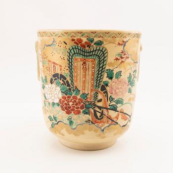 A Japanese satsuma jar with cover, signed, early 20th century.