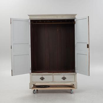 Klädskåp, omkring år 1900.