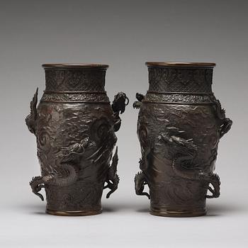 A pair of Japanese bronze vases, Meiji period (1868-1912).