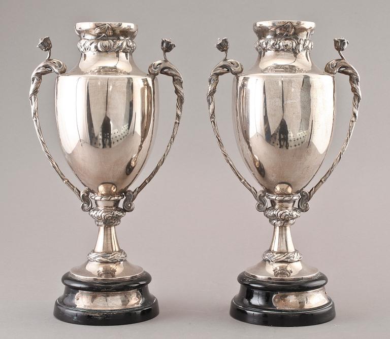 HÄNKELVASER, ett par, silver, C G Hallberg, Stockholm, 1907.