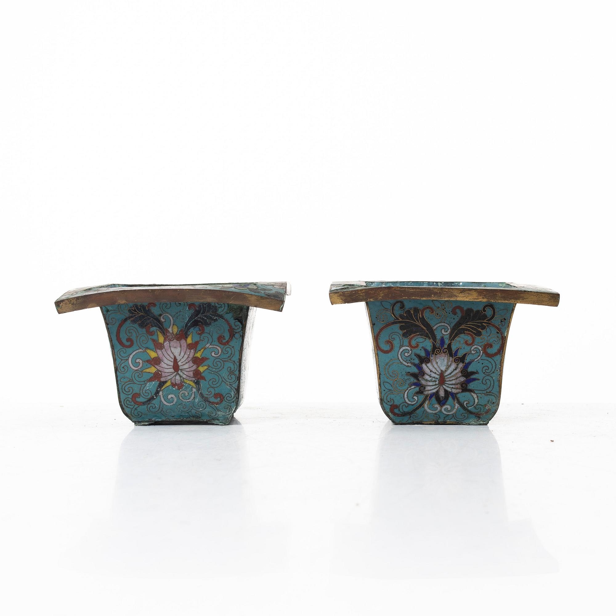 Ytterfoder, cloisonné på förgylld koppar, ett par, sen Qingdynasti / omkring 1900.