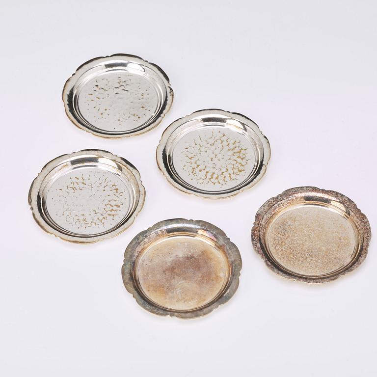 Bordsklocka, bricka, askfat, dosa, klämma och miniatyrskepp, nysilver och mässing. 1900-tal.