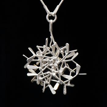 CHAO-HSIEN KUO, RIIPUS,  "Flying seeds / raindrop pendant", hopeaa, keum-boo 24K kultafolio, vuorikide, 2015.