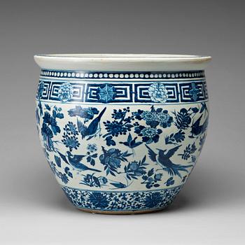 A large blue and white flower pot, late Qing dynasty.