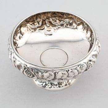 SKÅL PÅ FOT, silver, 1900-talets första hälft. Vikt ca 394 gram.