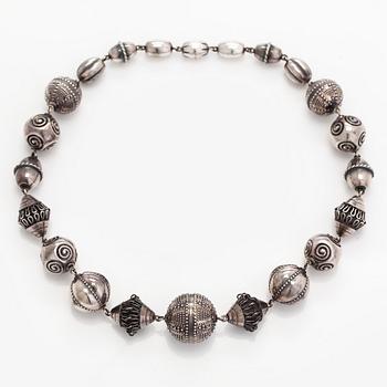 Kalevala Koru, "Halikon kääty", necklace and bracelet, silver, 1988.