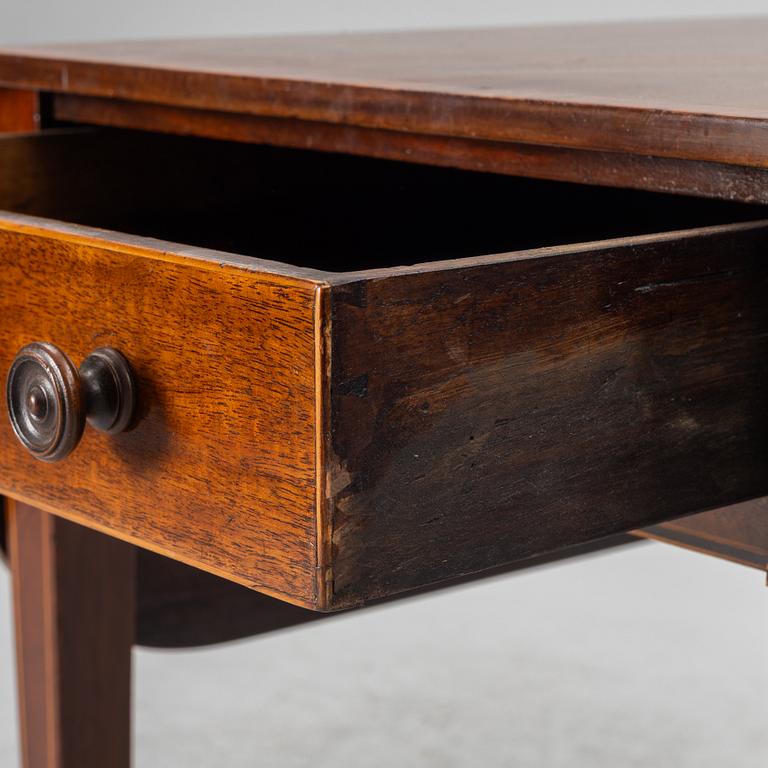 Pembroke table, England, 19th century.