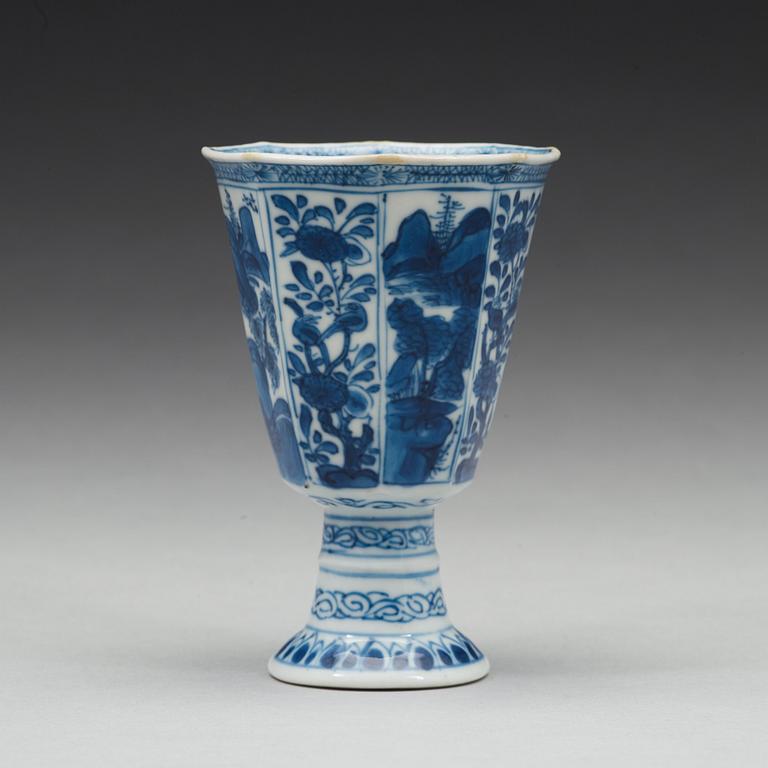 A blue and white goblet, Qing dynasty, Kangxi (1662-1722).