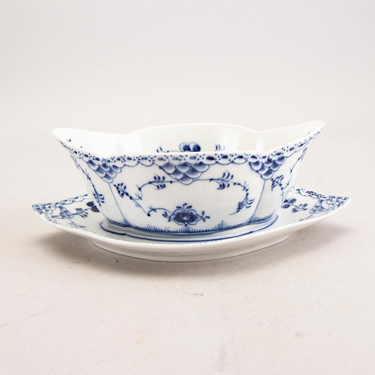 A Royal Copenhagen Muselmalet halvblonde 1940s 51 pcs porcelain dinner service.