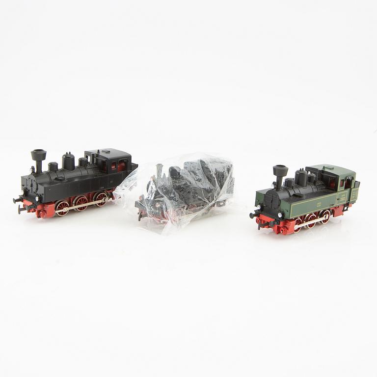 Märklin, 5 st. lok, bl a modell 3048 och 3043, 6 vagnar av olika modell.
