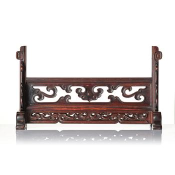 A carved Chinese hardwood stand for a table screen, Qing dynasty.