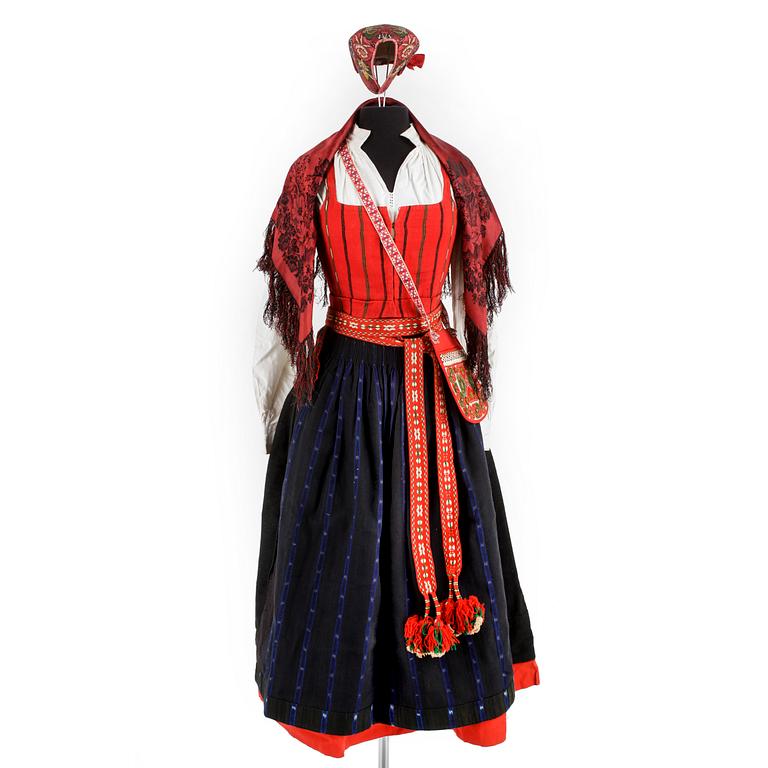 KVINNLIG FOLKDRÄKT FRÅN DELSBO, 10 delar, delvis från 1800-talet.