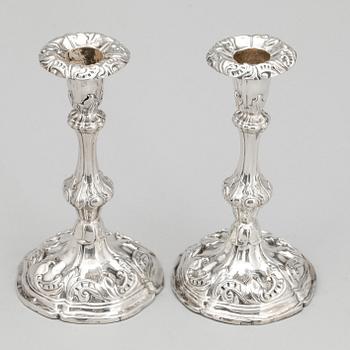 LJUSSTAKAR, ett par, silver, rokokostil, möjligen Anders Petter Lundqvist, Stockholm, 1848.