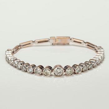 ARMBAND, 18K guld, 25 st diamanter tot. ca 4 ct. Vikt 21,2 g.