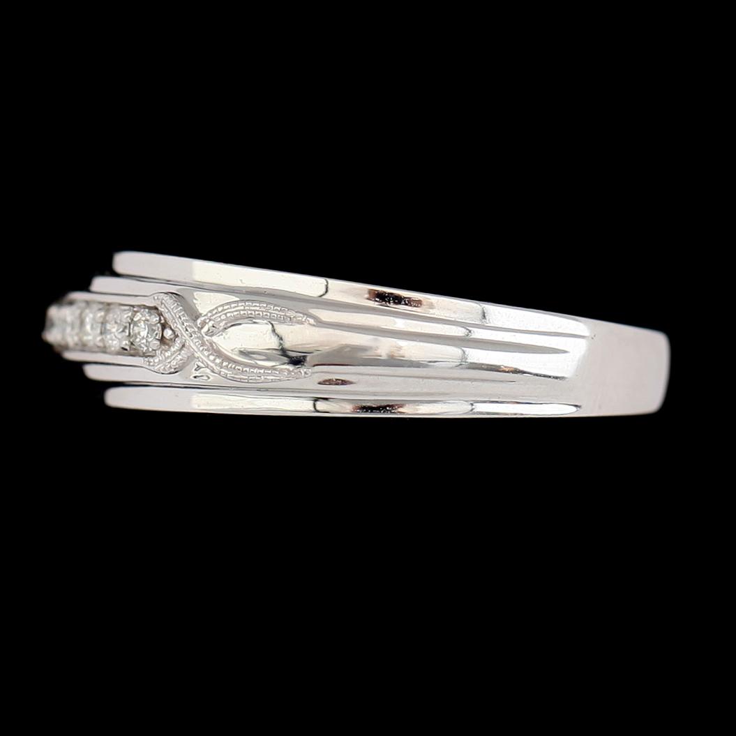 RING, 10K vitguld, briljantslipade diamanter tot ca 0.06 ct. Vikt ca 4 g.