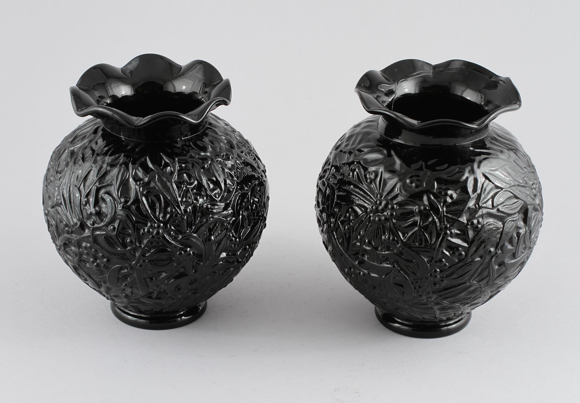 VASER, 2 st, glas, "modell Lalique", Elme, omkring 1900-talets mitt.