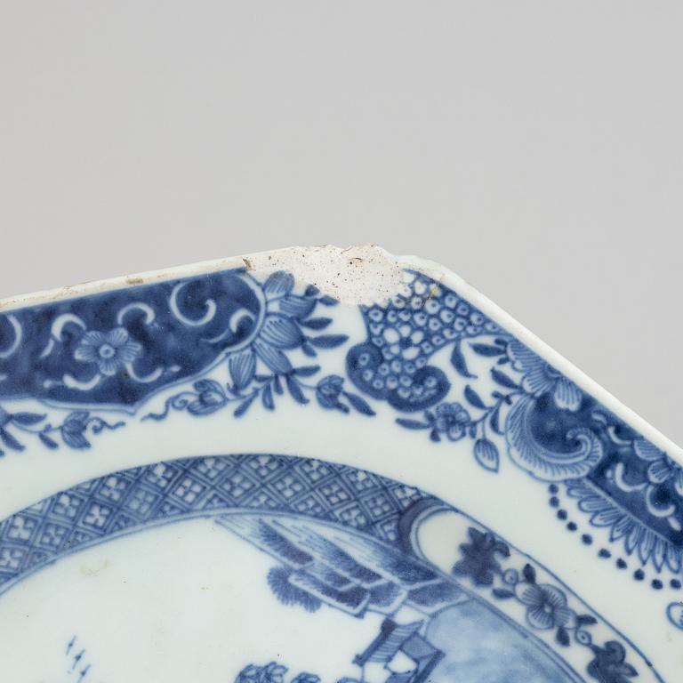 Stekfat, porslin, Qingdynastin, Qianlong (1736-95).