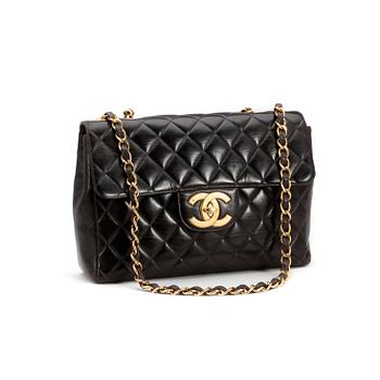 572. CHANEL, a quilted black leather shoulder bag, "Flap bag".