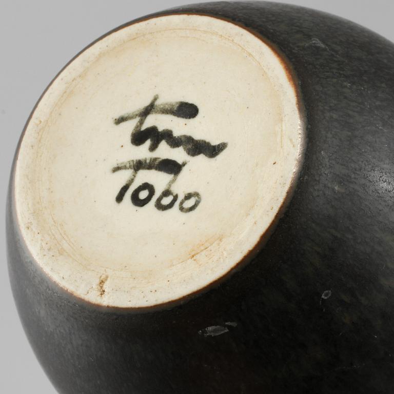 VASER, 2 st, stengods, Erik & Ingrid Triller, Tobo, 1900-talets andra hälft.