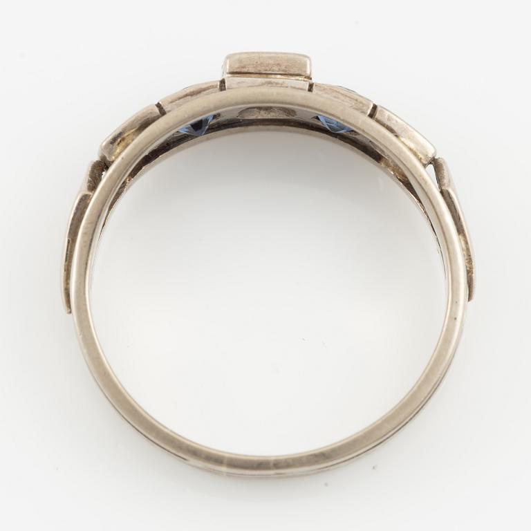 Ring 18K vitguld med safirer och briljantslipade diamanter.