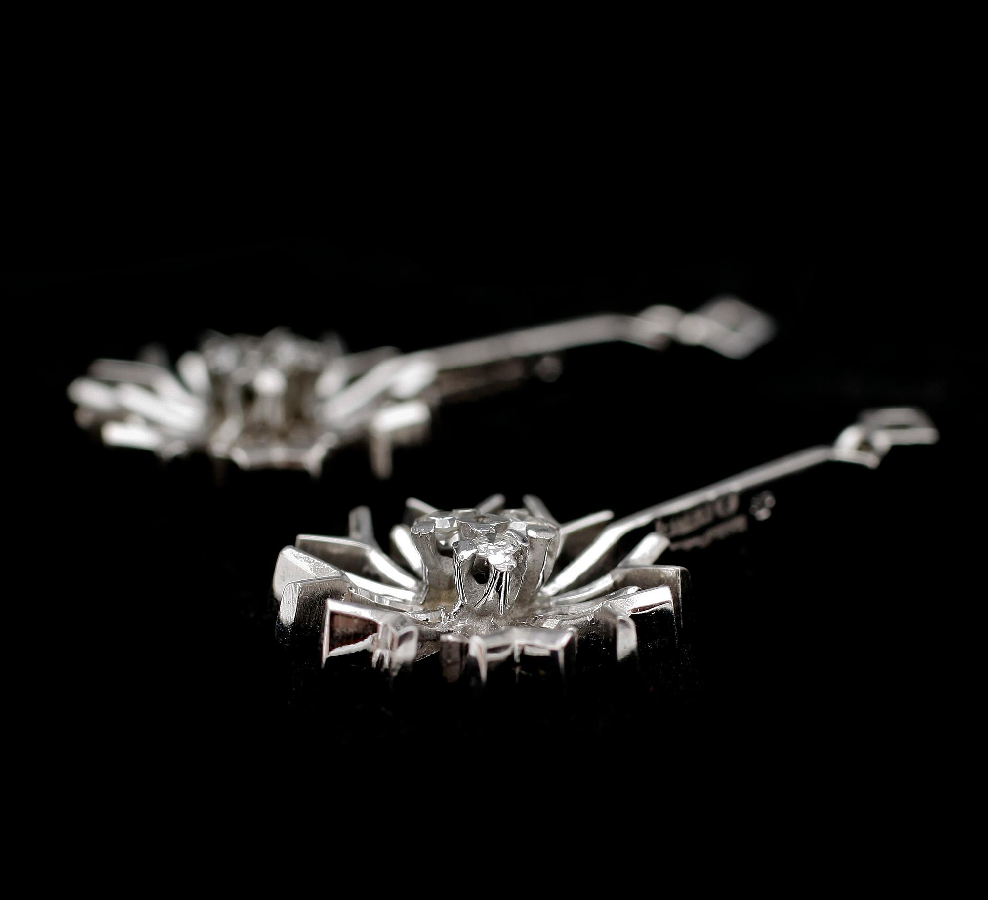 ÖRHÄNGEN, ett par, 18k vitguld med tot sex små briljantslipade diamanter. Tot vikt ca 5 g.