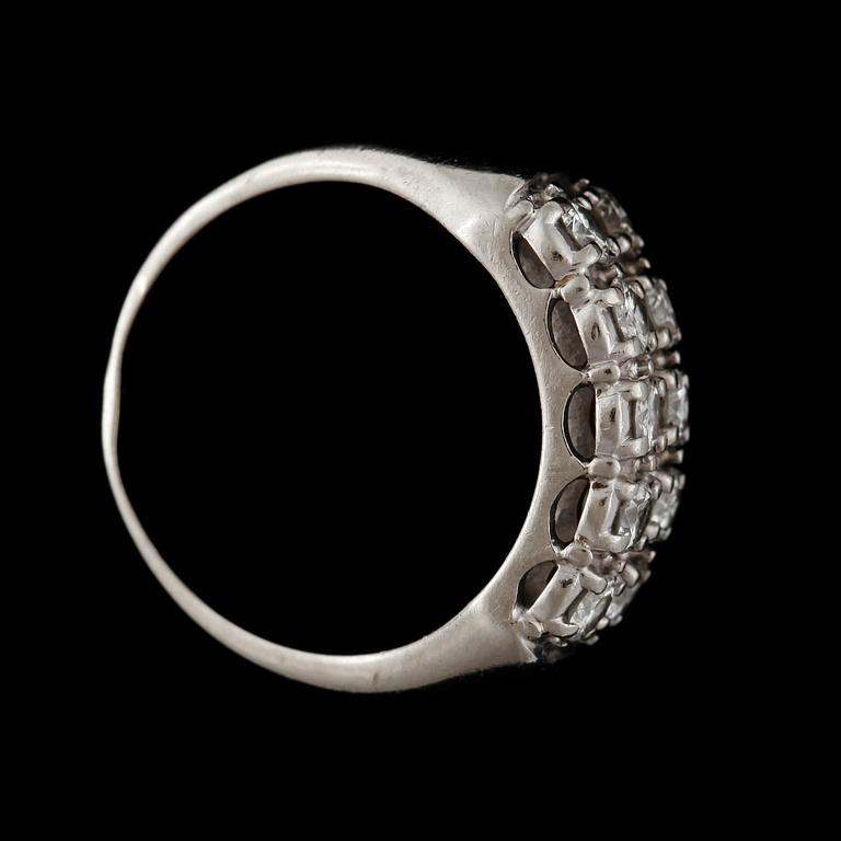 RING, 14k vitguld med briljantslipade diamanter tot ca1,00ct. 2000-tal. Vikt 5,4g.