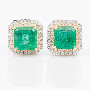 ÖRHÄNGEN, 1 par, diamanter totalt ca 0.39 ct. och smaragder totalt ca 2.53 ct.