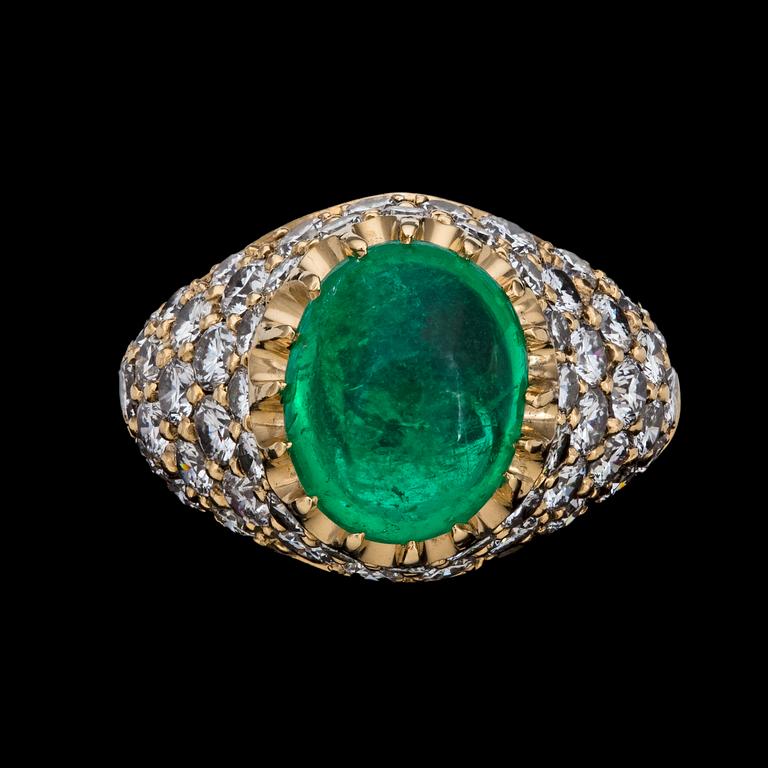 RING, cabochonslipad smaragd, ca 4 ct, och briljantslipade diamanter, tot. ca 3 ct.