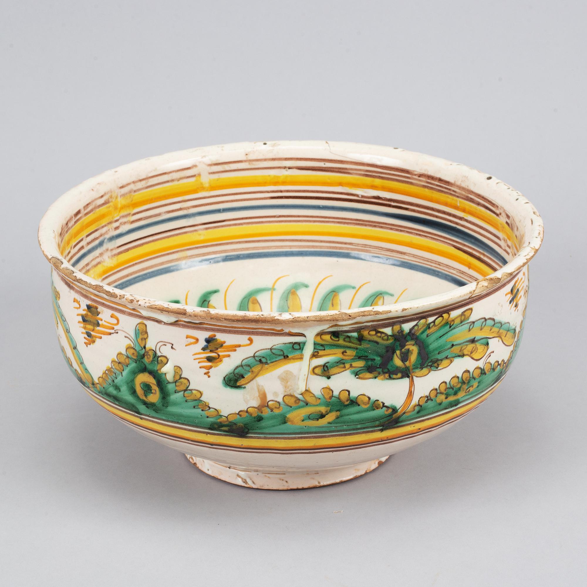 A french fayence bowl, 18th/19th century.