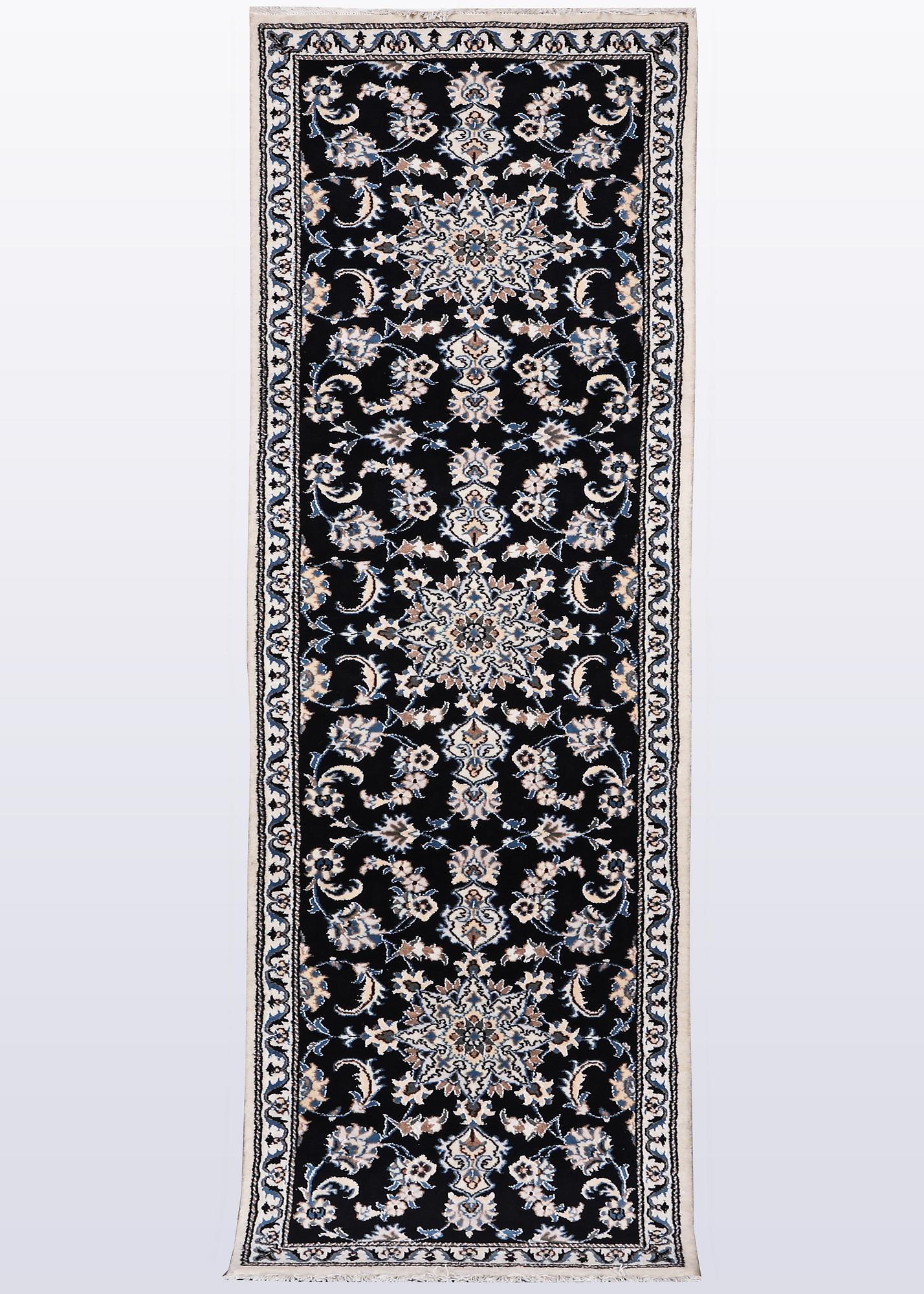 Gallerimatta, Nain, part silk, ca 300 x 77 cm.
