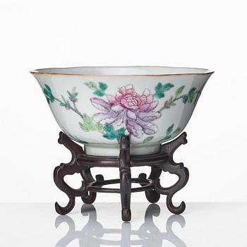 Two Chinese bowls, late Qing dynasty, circa 1900.