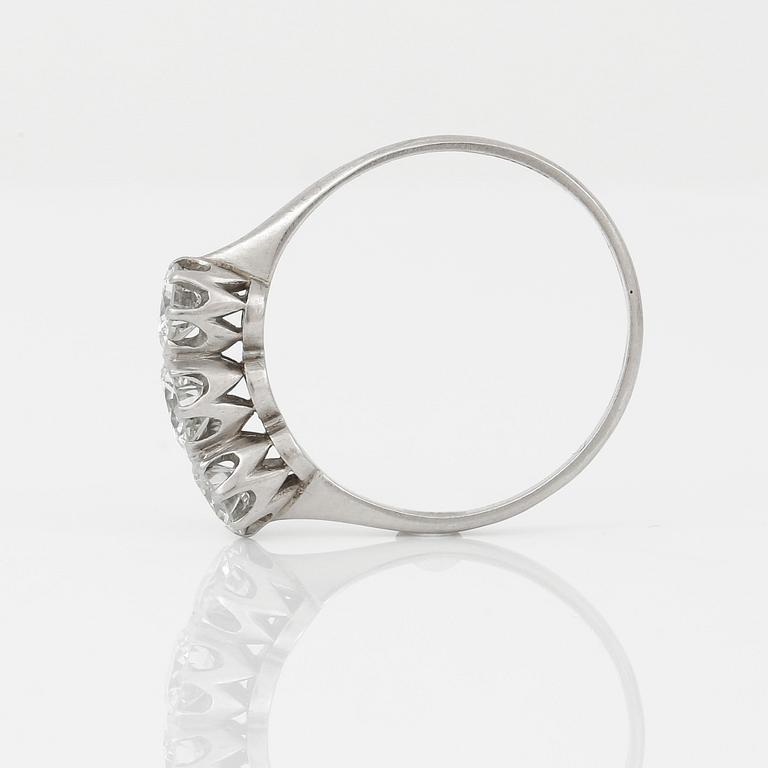 RING, platina samt briljantslipade diamanter tot ca 1,10 ct, CG Hallberg, Stockholm, 1950. Vikt ca 3,10 g.
