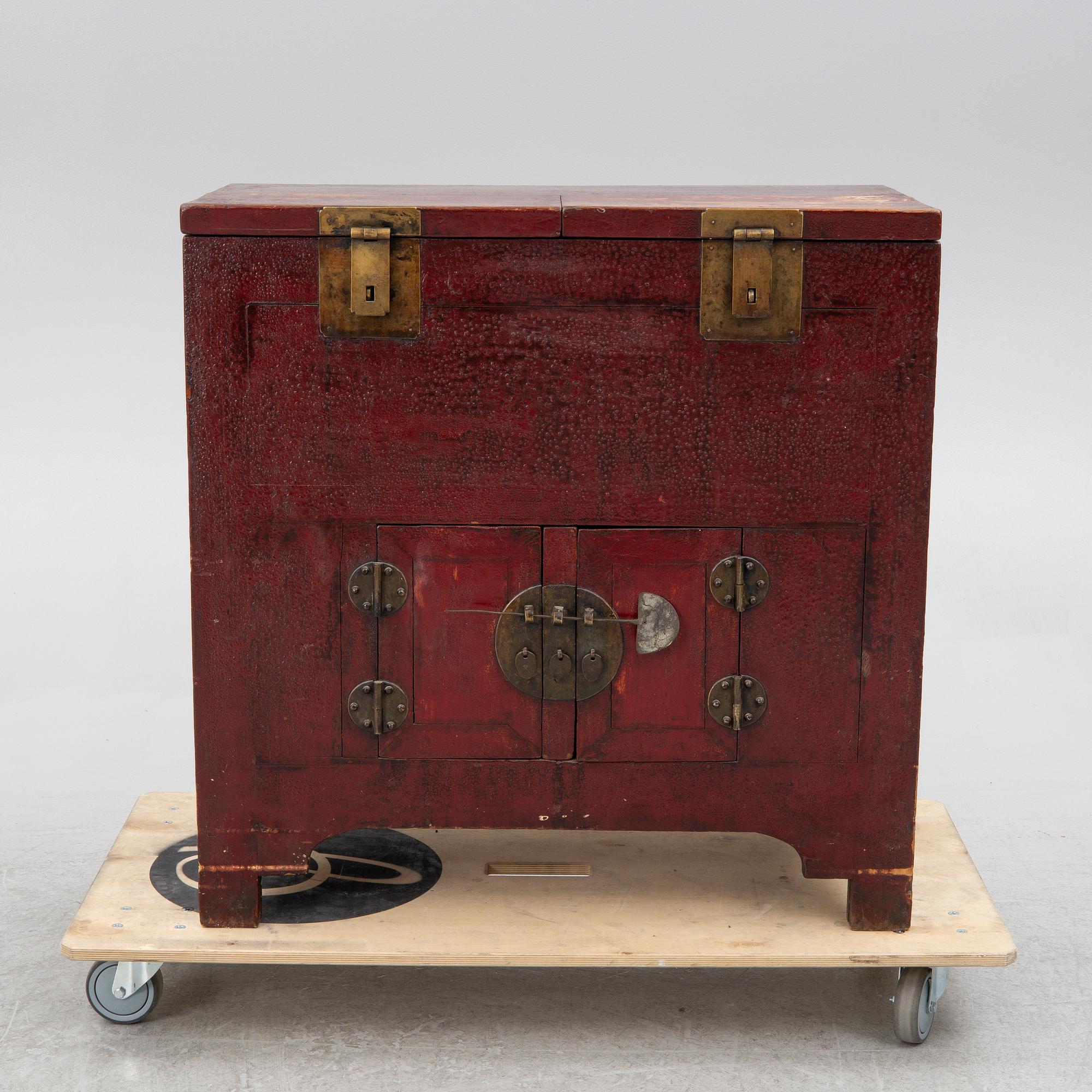 A dresser/cabinet, China, 20th century.