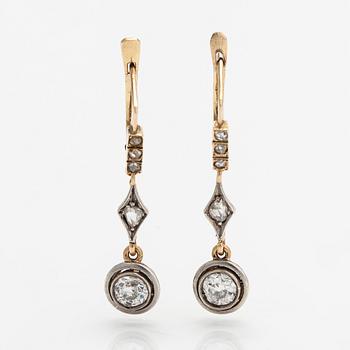 A pair of 14K gold earrings with old- and rose-cut diamonds. Kyiv 1908-1926.