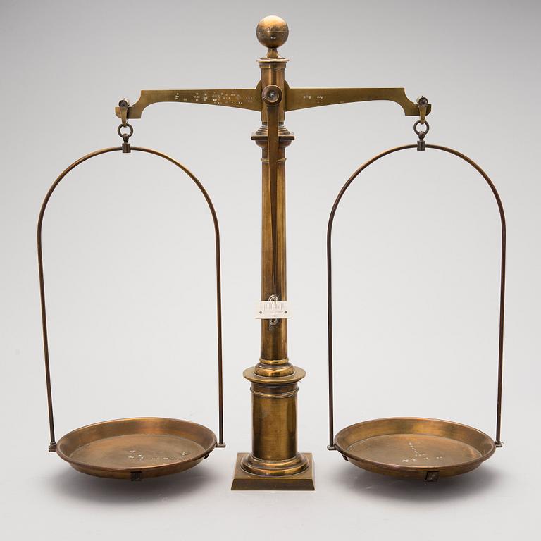An early 20th Century Pharmacy balance scale in brass from Germany.