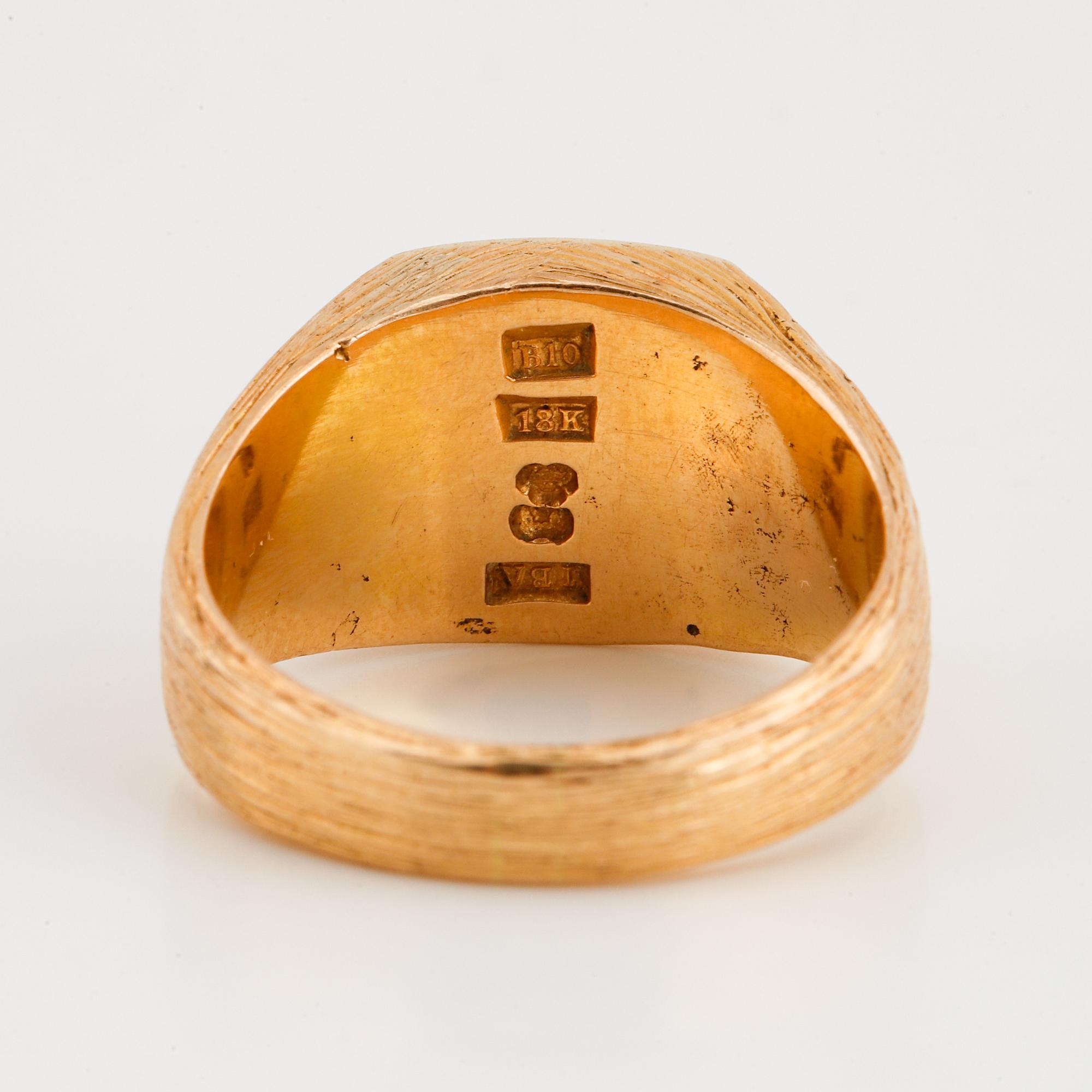 18K gold ring.