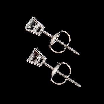 ÖRHÄNGEN, 1 par, 14K vitguld, briljantslipade diamanter tot ca 0.40 ct.