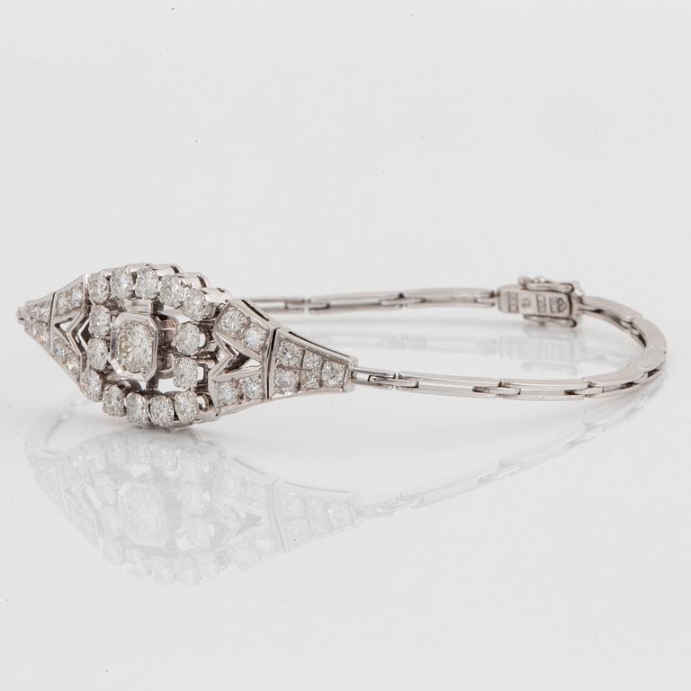 Armband 18K vitguld med runda briljantslipade diamanter total vikt ca 2.40 ct.