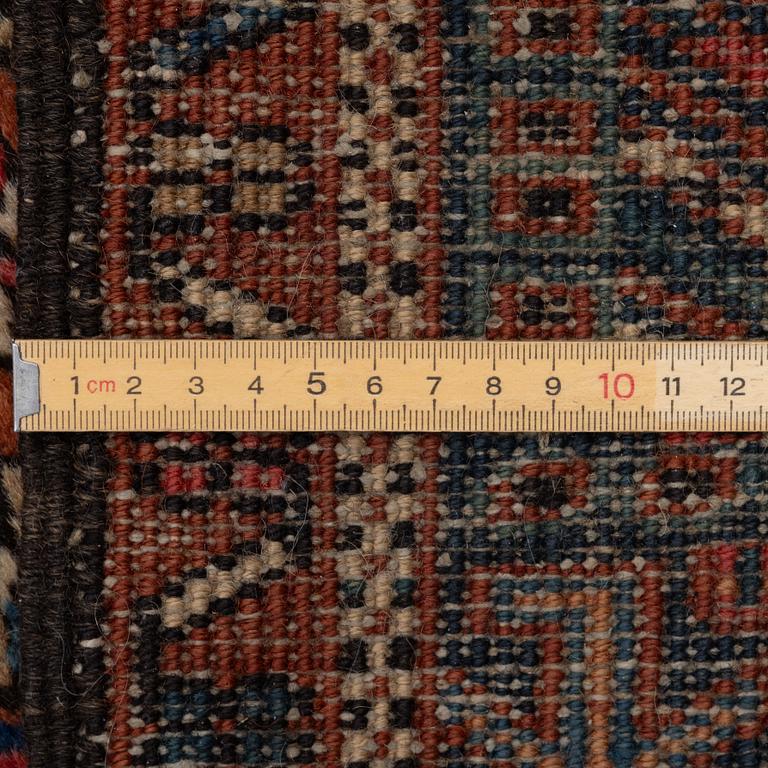 Gallerimatta, semiantik Karadja, ca 427 x 88 cm.