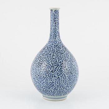 A blue and white Japanese vase, Edo period (1666-1868).