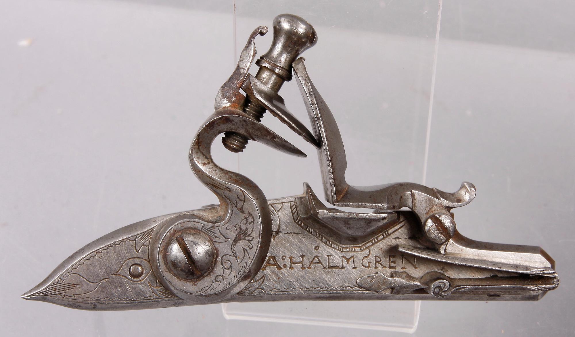 JAKTFLASKA samt FLINTLÅS, glas samt metall. 1800-tal.