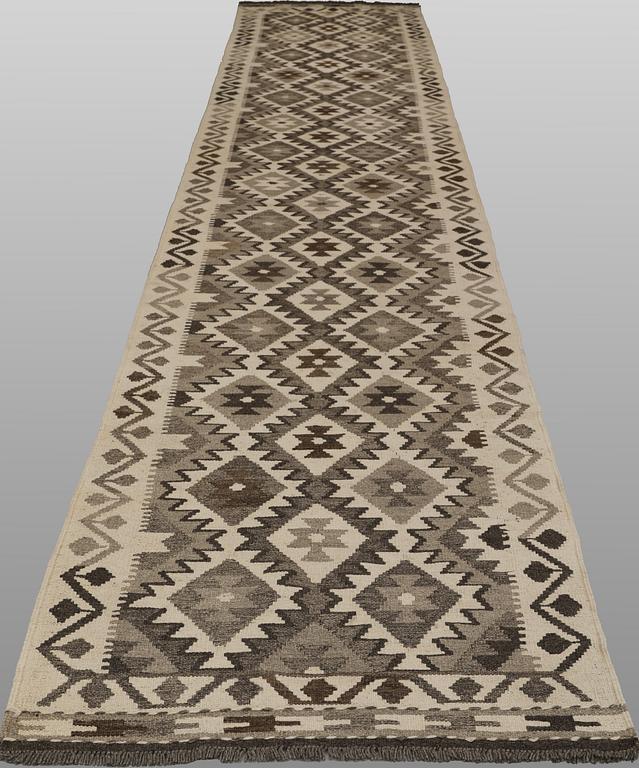 A Kilim runner, approx. 504 x 83 cm.